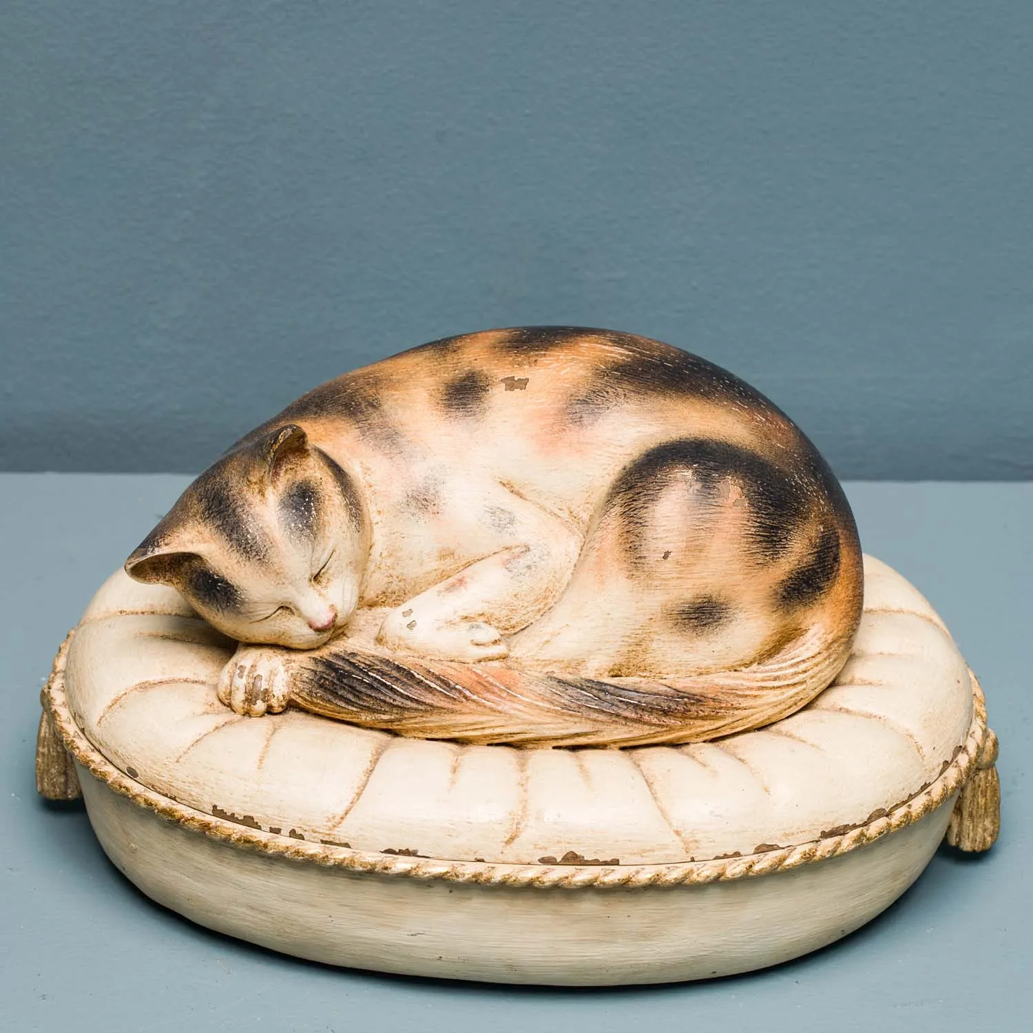 CAT ON OVAL CUSHION BOX