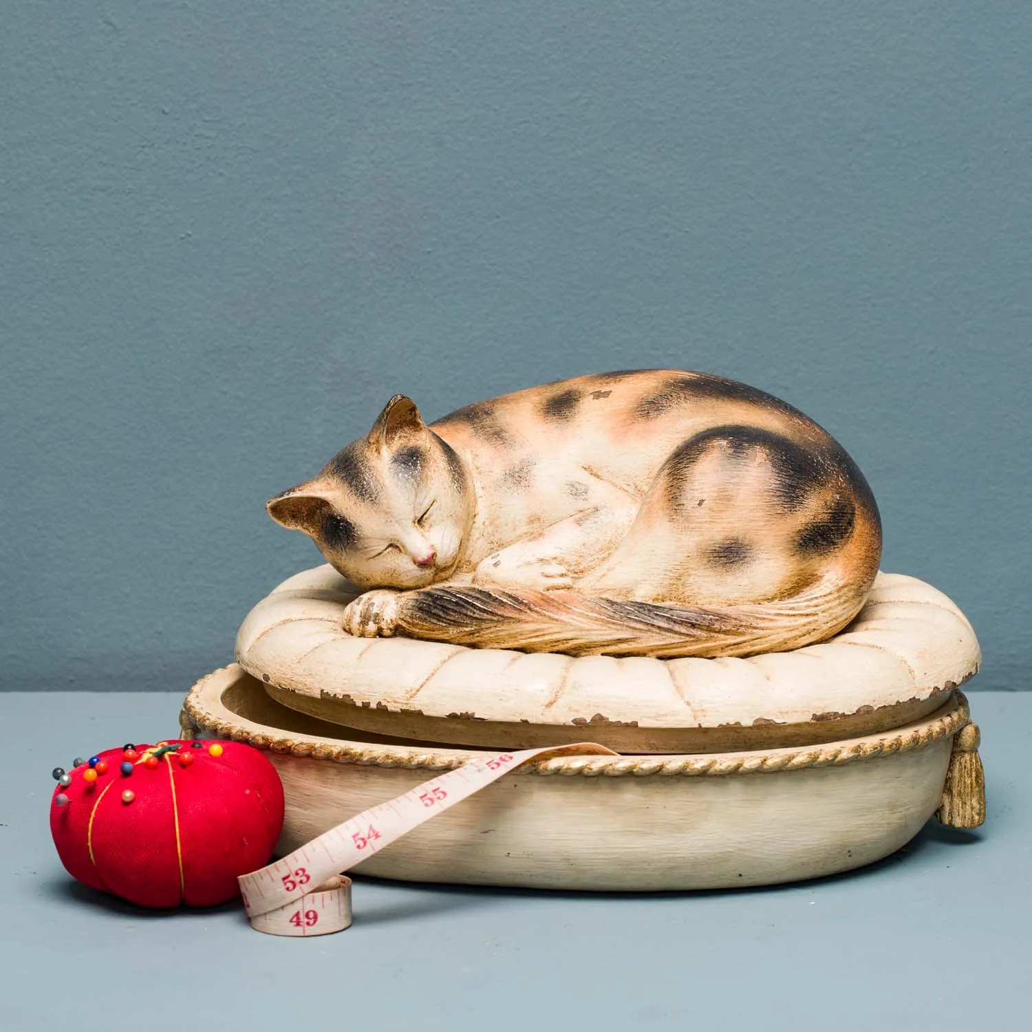 CAT ON OVAL CUSHION BOX