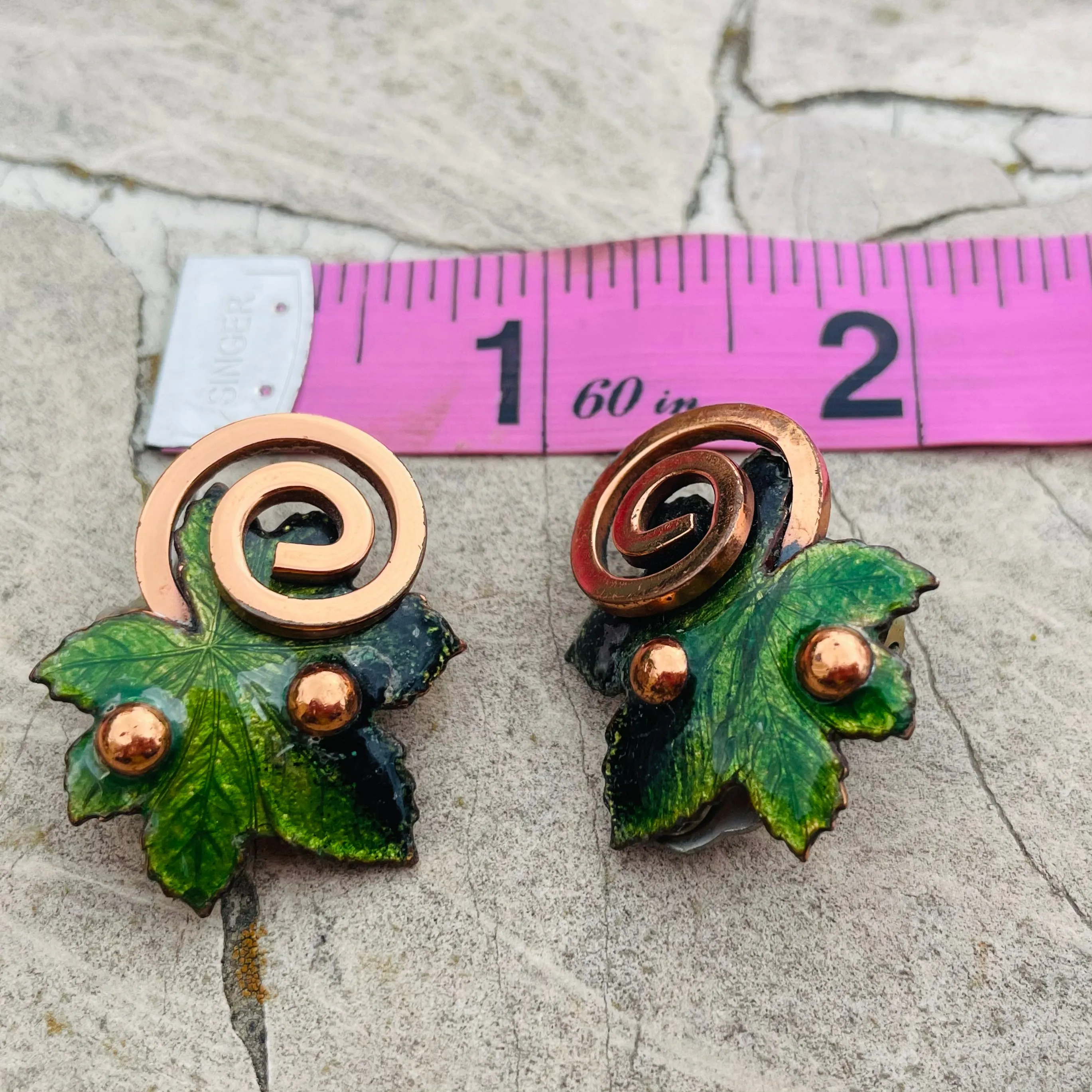 *Vintage Designer Signed Matisse Gold Tone Green Star Leaf Clip on Earrings